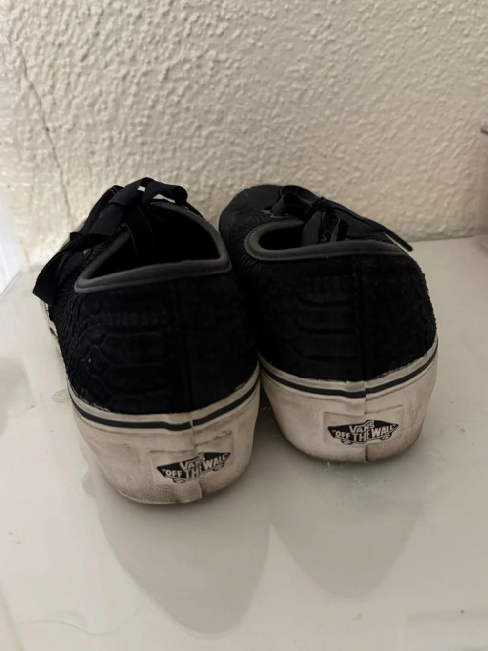 Vans Women's Black & white embossed snakeskin Textured Platform Sneaker size 7